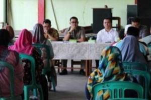 Bagian Ekonomi setda Kuningan saat roadshow ke pemilik pangkalan gas lpg 3 kg.